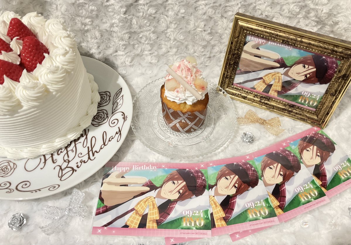 animatecafe_evt's tweet photo. 【KING OF PRISM -Tri-Star Act-（出張版）】

｡ﾟ☆𝐇𝐚𝐩𝐩𝐲 𝐁𝐢𝐫𝐭𝐡𝐝𝐚𝐲 山田リョウ: .☽

本日は山田リョウさんのお誕生日です🎉

バースデーメニューをご注文いただくと
ブロマイドがついてきます💫

一緒にお祝いしましょう🥳

#kinpri #kinpri10th https://t.co/UFPTXcfNZ8