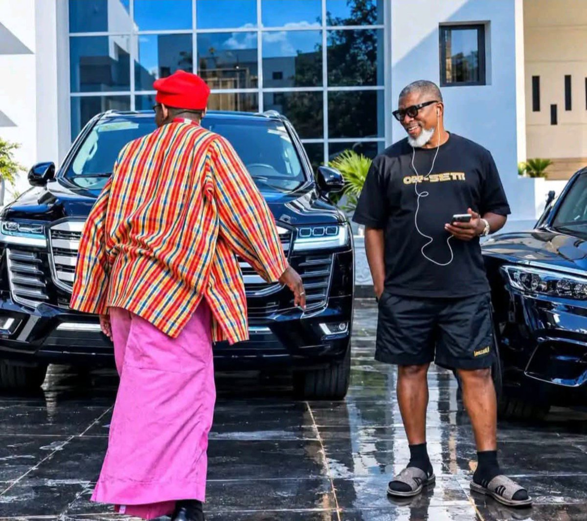 Feedo66's tweet photo. Nigerian billionaire businessman Ochaco has gifted Northern comedian and social media personality Peller a staggering ₦400 million after Peller shared a video expressing his love and appreciation for Ochaco and his son, Mawaƙi.

Ochaco is the same billionaire who previously gifted Peller ₦100 million and a house in Abuja for him and his wife, Jarvis, to live in for the rest of their lives.

Social media went wild over the enormous amount of money. Ochaco later came out to say that ₦400 million is like ₦400 to him. 😳💰