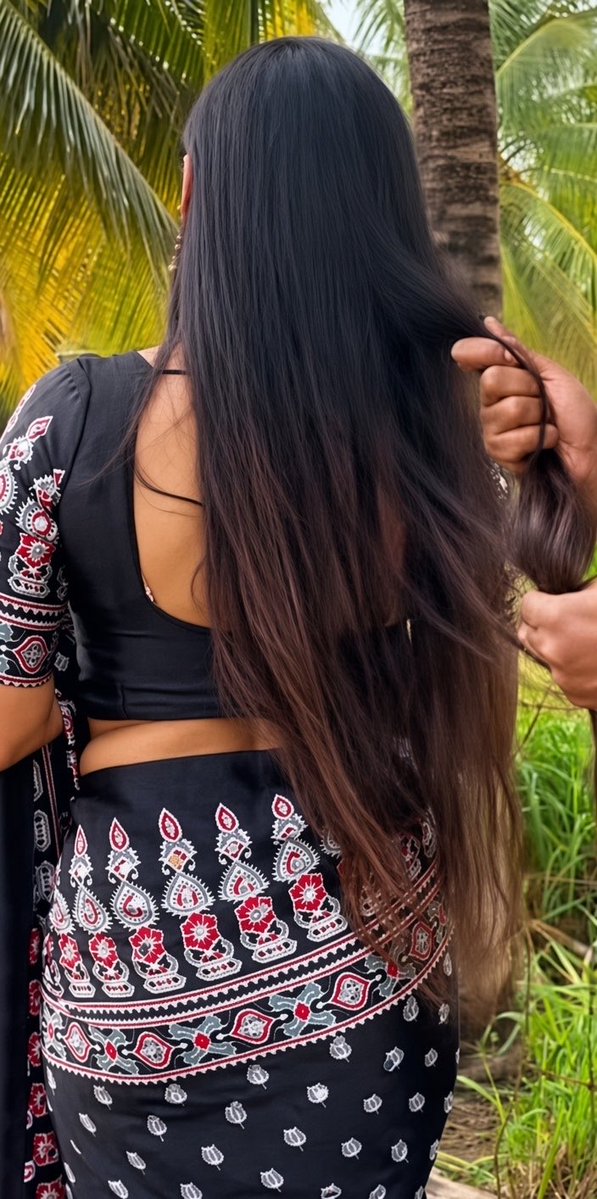 MooduThayoli009's tweet photo. Sandhiya Thayoli 🥶 oil advertisement ku Apdi kundiya shape kati promote pandra paru Ava iduppu madippu 🤯👀 and teasing Bra strap and her Cuck Husband mudiya ilukum pothu ufff … Sandhiya 🥶🥶🥶 https://t.co/pNgIPEGDuC