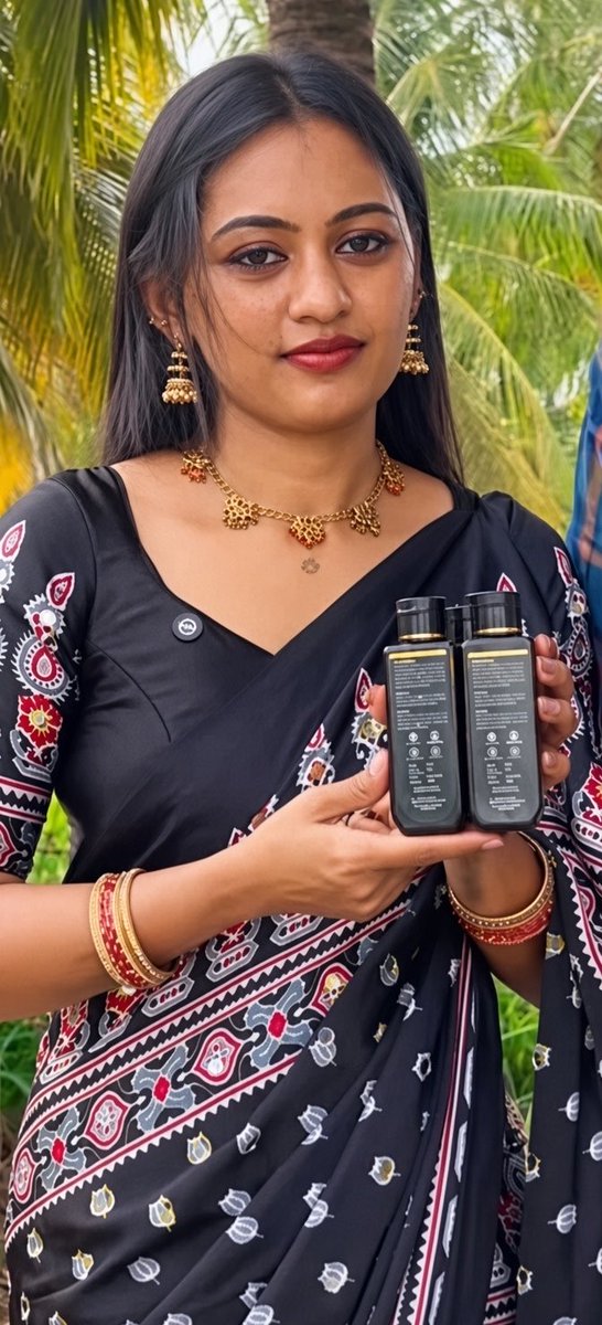MooduThayoli009's tweet photo. Sandhiya Thayoli 🥶 oil advertisement ku Apdi kundiya shape kati promote pandra paru Ava iduppu madippu 🤯👀 and teasing Bra strap and her Cuck Husband mudiya ilukum pothu ufff … Sandhiya 🥶🥶🥶 https://t.co/pNgIPEGDuC