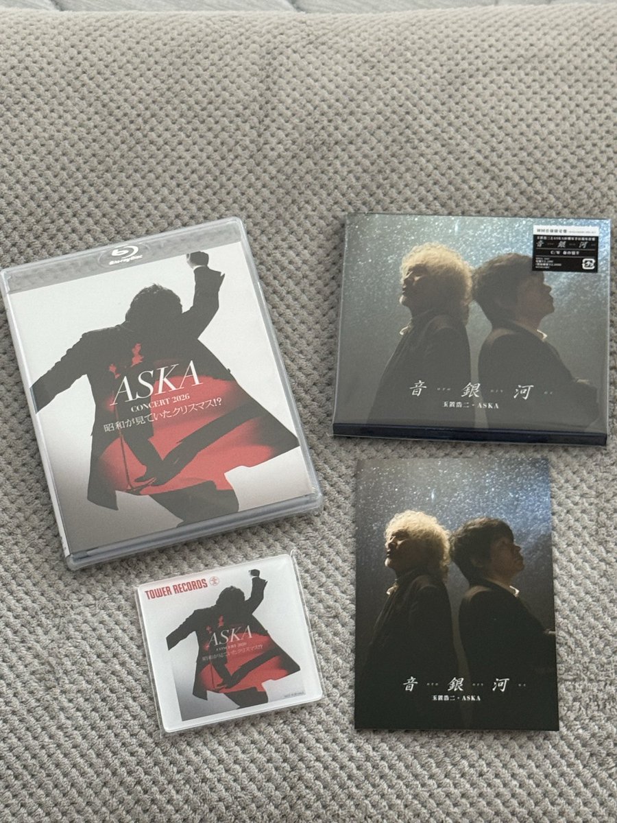 askana0224's tweet photo. 連休最終日に、やっとやーっと今朝、届きました😮‍💨
"できるだけまとめて発送”を選択していたようで…😭
まぁひとまず、届いて良かったです😮‍💨

#ASKA
#音銀河
#昭和が見ていたクリスマス⁉︎
#Fellows https://t.co/3F7gkXPceX