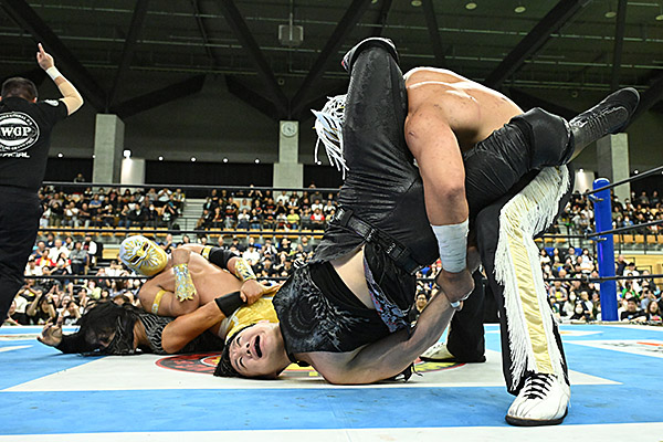 njpw1972's tweet photo. ★セミファイナル

「IWGP Jr.タッグ戦」

デスペラード＆ミスティコが必殺技の共演！
傍若無人なDOUKI＆SHOに天誅を下し、
タイトル初防衛に成功！

※9.23『BATTLE LINE HOKKAIDO』札幌大会
新日本プロレスのスマホサイトで詳報中！

https://t.co/hP0NhWwOvi

#njdest https://t.co/LNP2ubCt2A