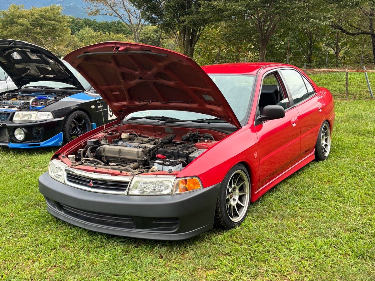 1low_so's tweet photo. 今年はセダンフィーバー🎰✨
しかし、デフォルトのバンパー装着車は1台のみ。教習車バンパー多すぎw😂
来年はさらにセダン増加と予測📈
#ミラージュフォーラム2026夏
#ミラージュセダン
#CK2A #CK4A #CM5A #CK6A
#ミラージュフォーラム #MIRAGEforum https://t.co/0Um2ugGMC2