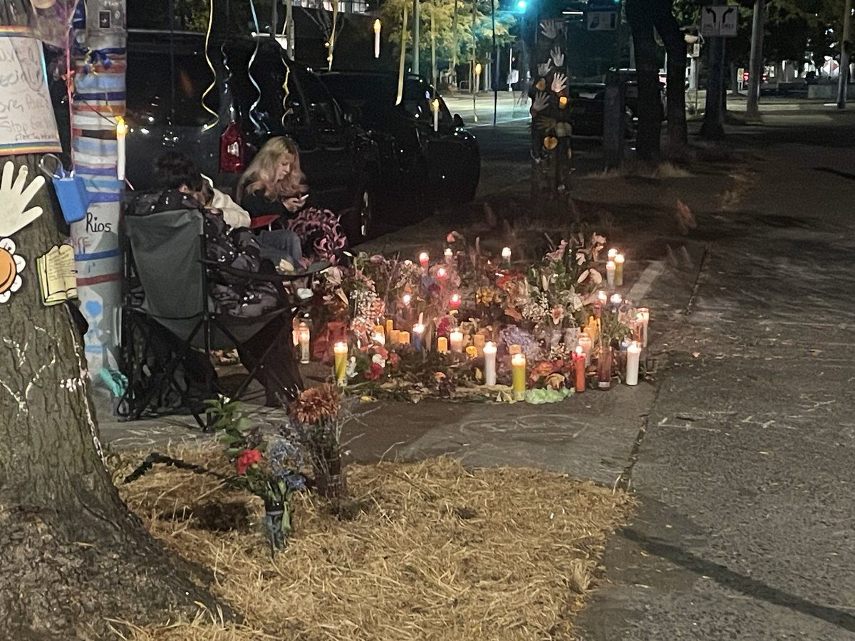 JenDowlingNews's tweet photo. The community is stepping in to help the family of Belltown shooting victim Isaac Rios. Friends and family have been helping his mom and siblings through an online fundraiser.
#fox13 #seattle #kingcounty #belltown #washington #Snohomishcounty #lakestevens @fox13seattle https://t.co/T16Q0CkJgz