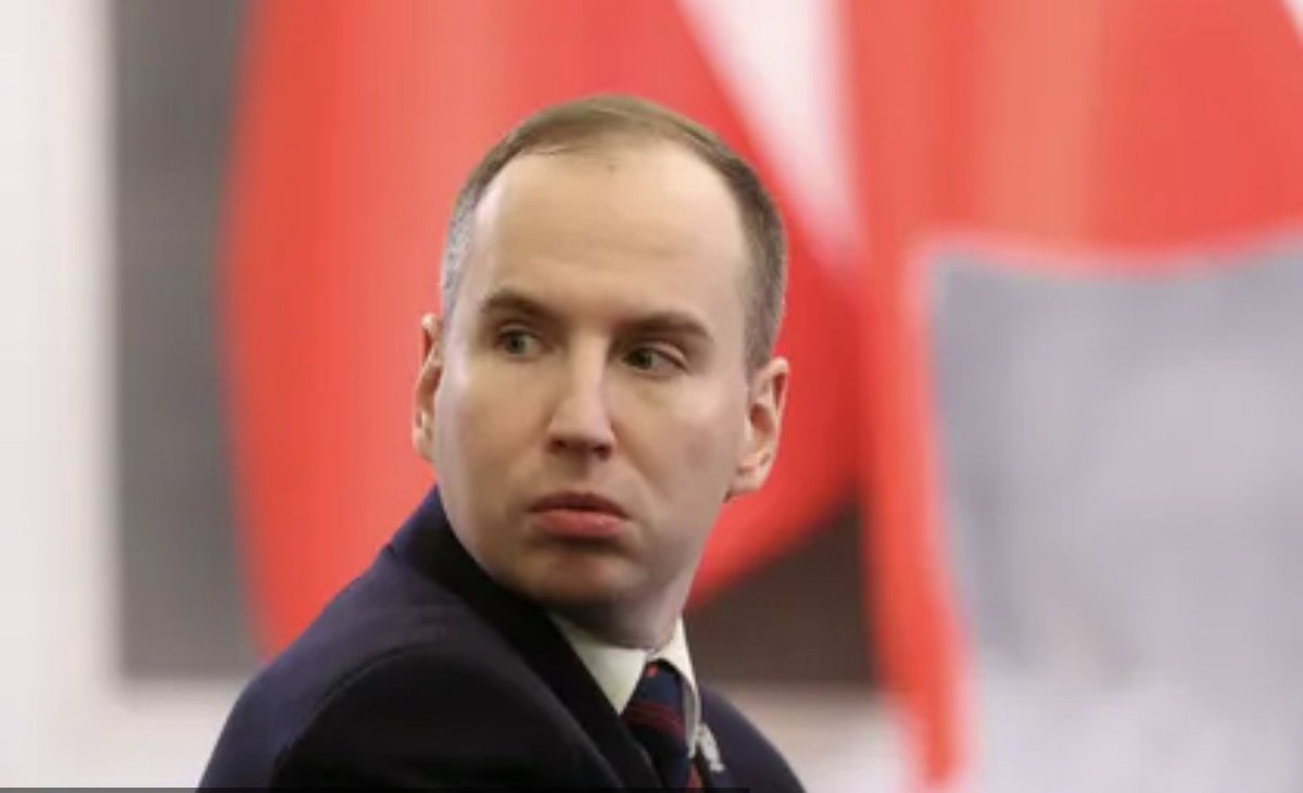 dee_joanna4560's tweet photo. Typ był przeciwny amerykańskim wojskom w Polsce, za to współpracował z przedstawicielami białoruskiego reżimu. Nawrockiemu wybrał doradcę, który publicznie wychwalał Putina. 
Jest akt oskarżenia przeciwko Andruszkiewiczowi🔥 https://t.co/9xKaHaPavY