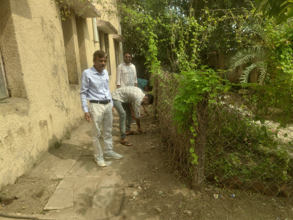 infodahodgog's tweet photo. *સ્વચ્છતા હી સેવા અભિયાન અંતર્ગત નાયબ ખેતી નિયામક (વિસ્તરણ)ની કચેરી ખાતે સ્વચ્છતા કામગીરી હાથ ધરાઈ*
@PMOIndia @CMOGuj @collectordahod @InfoGujarat
#SSADHD https://t.co/hswko36yLP