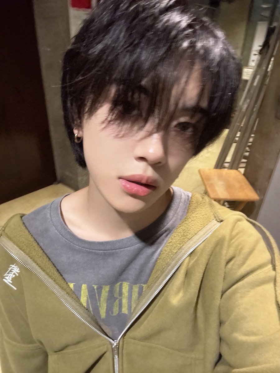 official_DXTEEN's tweet photo. [#平本健]
ずっと雨じゃん…

ってかシルバーウィークなにした？

#DXTEEN #HIRAMOTOKEN https://t.co/JcER9t7OTq