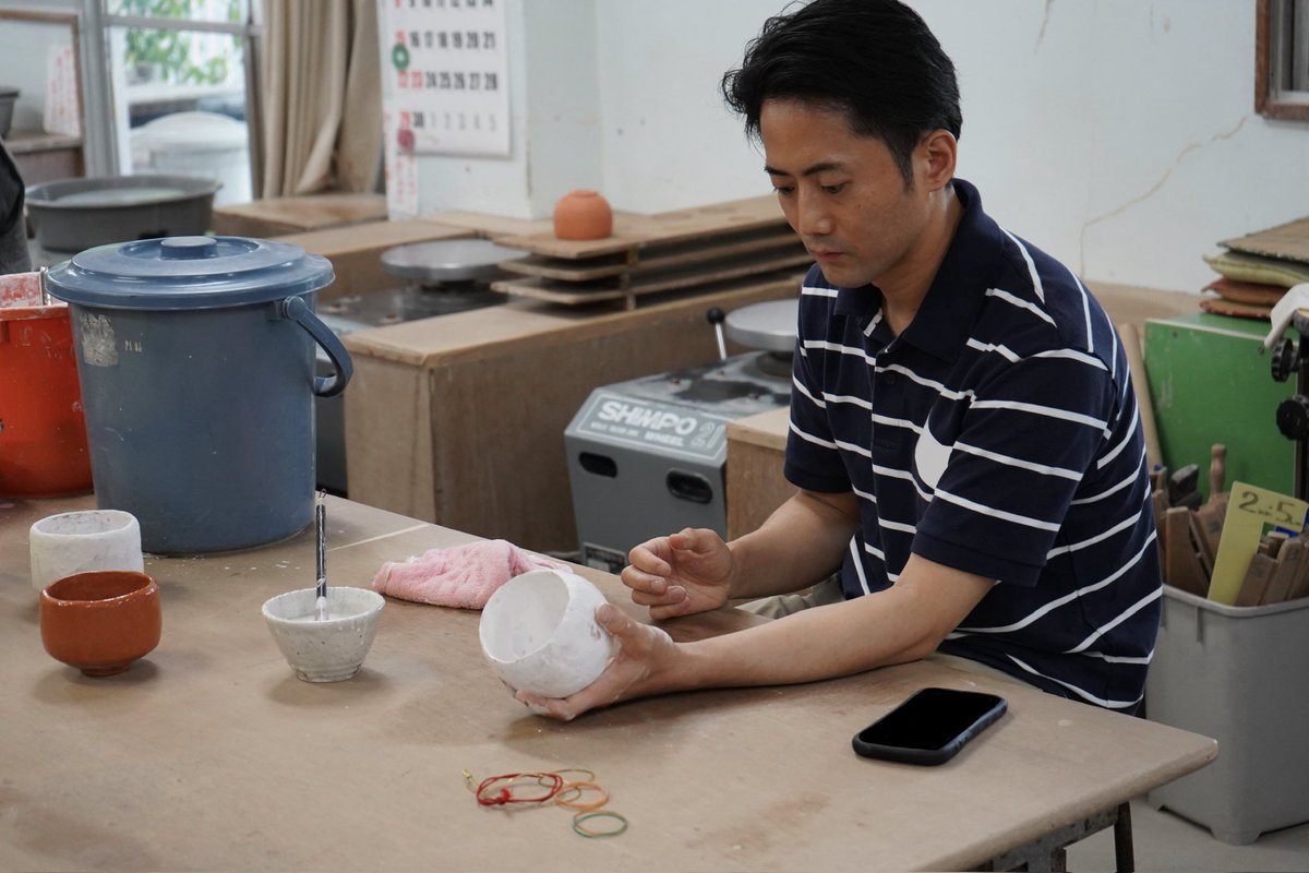 Hiro_Yukie's tweet photo. ①楽茶碗は手捏ねと言うが、削りの要素も多い。

②一月あけて釉薬塗り。白い釉薬が熱で溶けて透明になると赤土の色が見えて赤楽になる（今は赤釉の赤楽もありますが）。

③製作中に盗撮されてました笑

④中で焼き上がっている所。窯の前に立つと予想以上に熱い。 https://t.co/WRH3JiTVe0