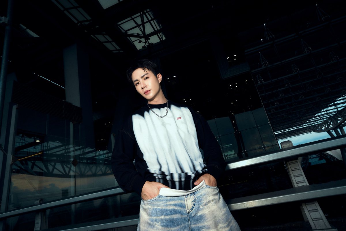 Dailynews_Ent's tweet photo. ก่อนออกเดินทางสู่มิลาน “ซี พฤกษ์” ปรากฏตัวใน Airport Look จาก DIESEL มาในลุคที่ถ่ายทอดคาแรกเตอร์อันโดดเด่นของแบรนด์ผ่านลุคที่ผสานความเท่และความร่วมสมัย
.
ZEE PRUK MFW 2027
#DIESELxZEEPRUK
#DieselSS27
#DIESEL #ZeePruk
#เดลินิวส์ https://t.co/8mWqmFVikO