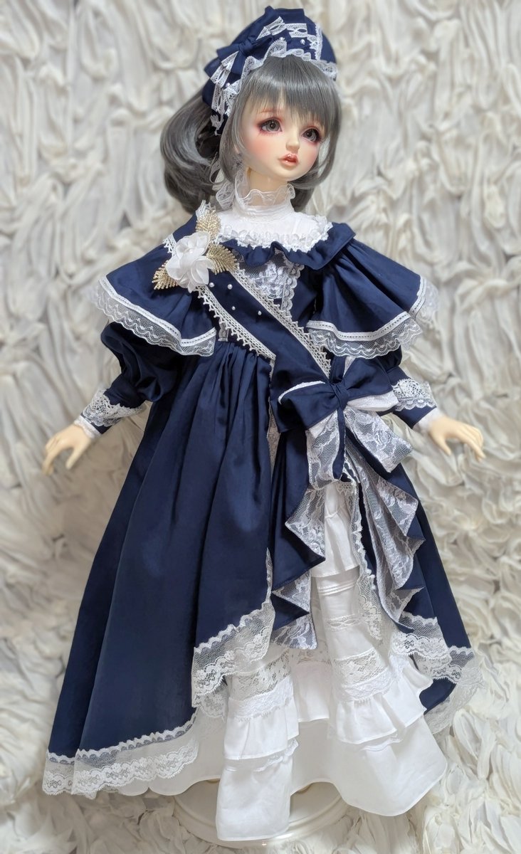 reomeshuro_doll's tweet photo. 今月の新作ワンピースです🎀
こちらは1/3サイズ
今回はワンピース本体とボンネット、それからサッシュ飾りの3点セットです✨

今月の28日（月曜日）21時〜BOOTHにて販売開始となります
どうぞよろしくお願い致します🙇‍♀️

BOOTHのページと1/4サイズは明日以降改めてまたご紹介します🕊️ https://t.co/XZLEKkmSTj