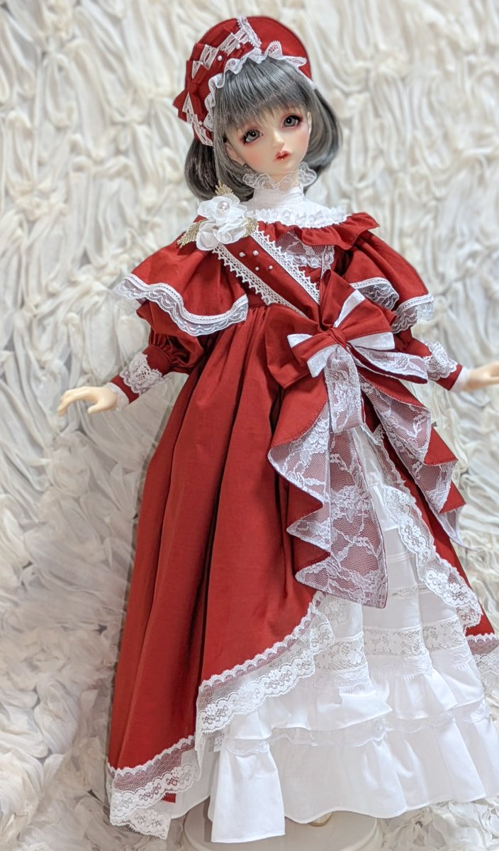 reomeshuro_doll's tweet photo. 今月の新作ワンピースです🎀
こちらは1/3サイズ
今回はワンピース本体とボンネット、それからサッシュ飾りの3点セットです✨

今月の28日（月曜日）21時〜BOOTHにて販売開始となります
どうぞよろしくお願い致します🙇‍♀️

BOOTHのページと1/4サイズは明日以降改めてまたご紹介します🕊️ https://t.co/XZLEKkmSTj