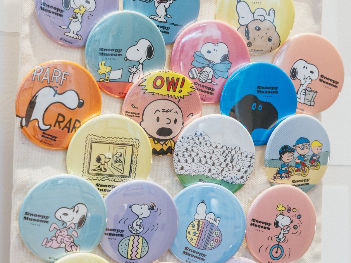 snoopy_m_tokyo's tweet photo. \スヌーピーの缶バッジワークショップのご紹介✨/

9月5日（土）から、新デザイン「ミュージアムコレクション」6種が登場！
ミュージアムを象徴する展示空間から、
印象的なモチーフを選びデザインに落とし込みました。
そのほかに、シーズンイベント「ハッピー・ハロウィーン」限定のデザイン4種も展開中！

どれもスヌーピーミュージアムでしか手に入らないオリジナルデザイン。
予約不要で、当日気軽にご参加いただけます。
訪れた日の思い出を、特別なかたちで持ち帰っていただけます。

ぜひこれまでのデザイン缶バッジと一緒に飾ってお家でもお楽しみください✨

※画像には過去展開デザインの缶バッジが含まれます。
現在展開されているデザインは公式HPよりご確認ください。
https://t.co/JkHc1TEktW