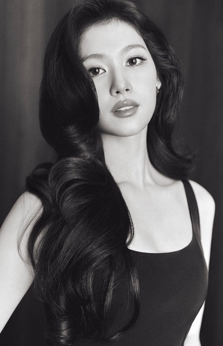 SANABESTGlRL's tweet photo. she looks like she walked straight out of a 60s drama here https://t.co/E3VEpHOHfa