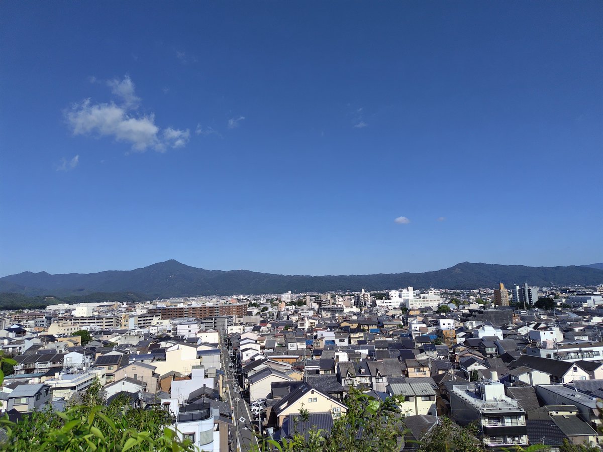 dmm63761's tweet photo. 建勲神社
船岡山登って建勲神社に参った。
東に大文字と比叡山が見えた。
普段東から西を見ていて
西から東を見るのは新鮮だった https://t.co/Hq0GkVbHzC