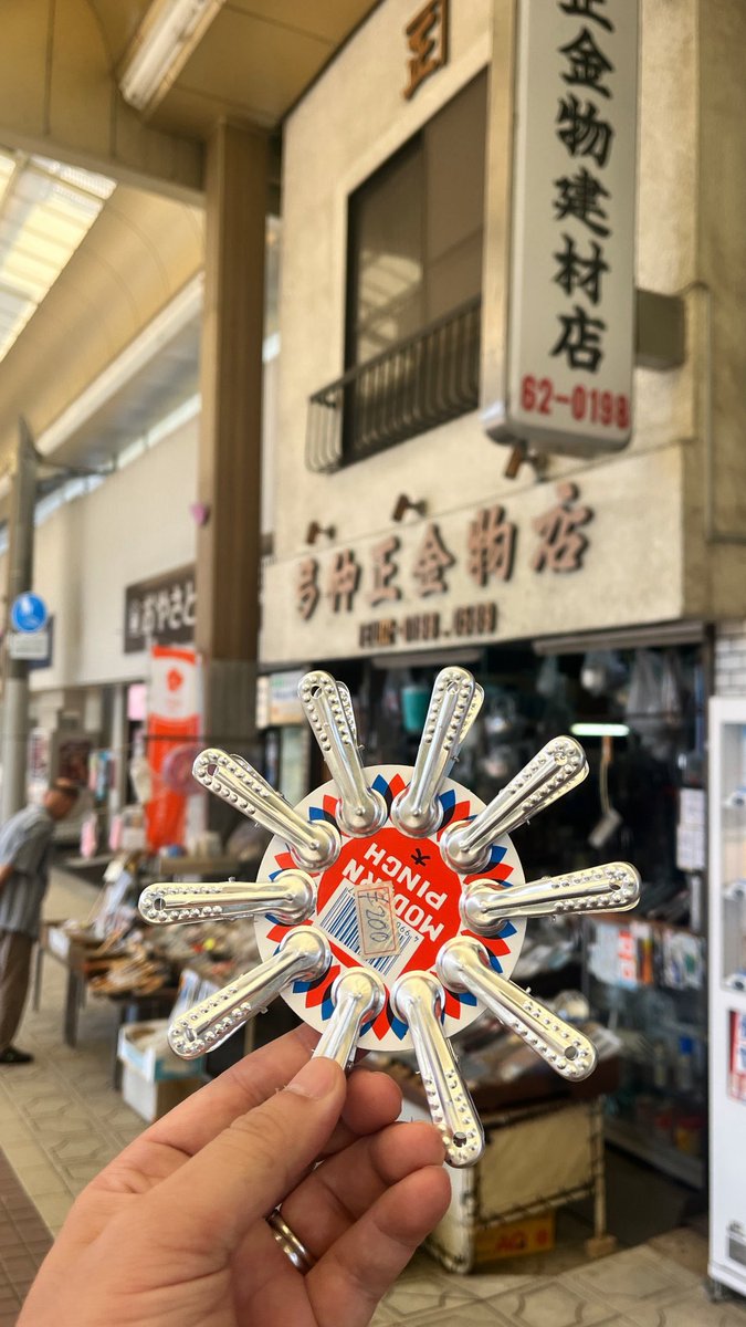 mega_graphics's tweet photo. 天理本通の金物屋さんにて。
店主のお爺さんに古いバイクのエンジンにくっつけるのが好きで〜って、話したらお爺さんもバイクや車大好きで。
高校生の時、新車でカブのF型を買ってもらって乗ってたとか、車も色々改造して名阪国道走ってたとか。90歳！お元気！
今度、バイクで来ますのでと約束。 https://t.co/56VkBP5Mc7