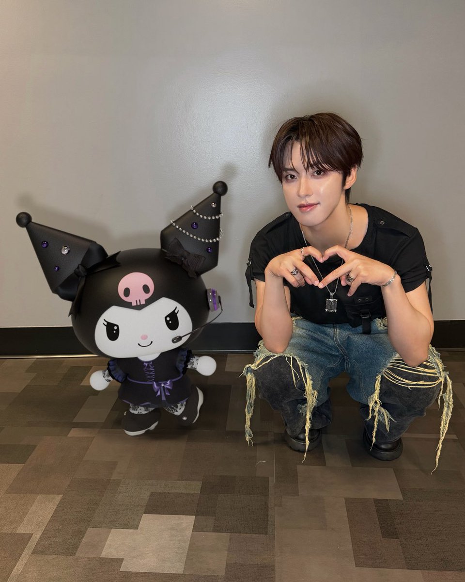 official_jo1's tweet photo. [📸]

LAにてお会いしたクロミちゃんと！

ありがとうございました✨
また絶対会いましょう！

@kuromi_project 
#kuromi #artist_kuromi #sanrio
#JO1 #河野純喜 #JUNKI https://t.co/BSI3e15Kj6