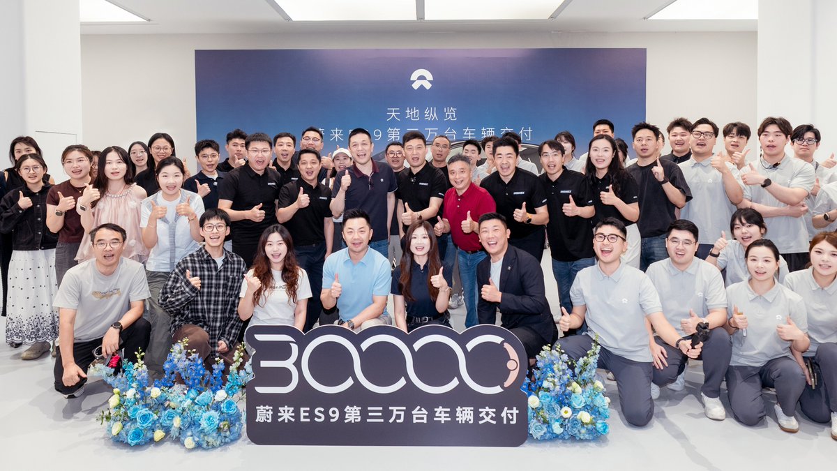 WilliamLiNIO's tweet photo. Earlier today in Suzhou, I delivered the 30,000th NIO ES9 to Mr. He Yinjun, Chairman of INSNEX.

We reached 30,000 ES9 deliveries in just 119 days, another milestone for premium BEVs in China's RMB 500,000+ segment. Thank you all for the support.

We'll keep moving forward. Let's Power Up! Let's Jiadian!⚡
#NIO #NIOES9 #BlueSkyComing
📷