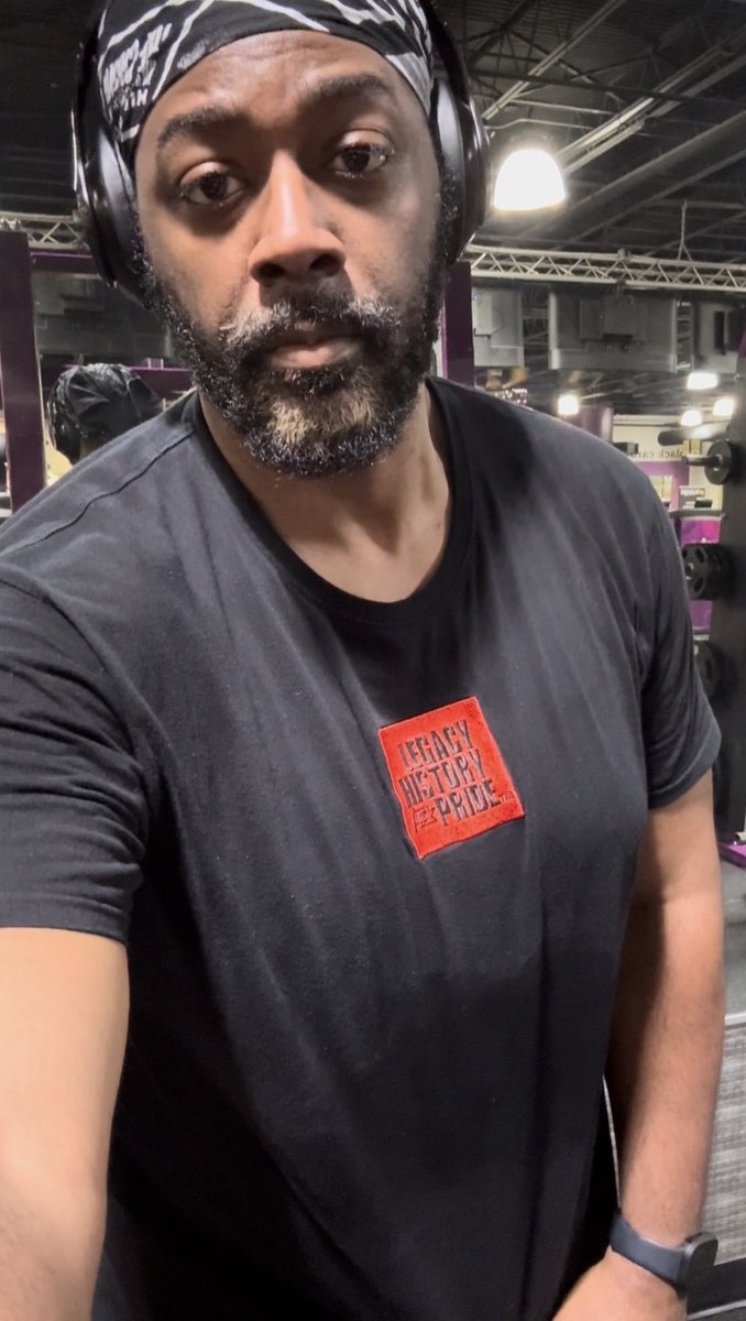 crazeerayzee's tweet photo. HUMP DAY!!!! #GymFlow #BackAttack #Gym #motivation #Sweat https://t.co/DErn4YCV0i