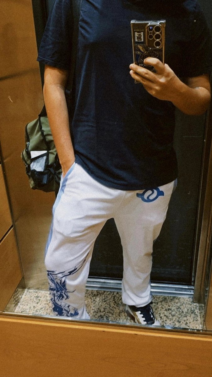 El_Senchou's tweet photo. Mis únicos pantalones blancos https://t.co/03N38qI9xw