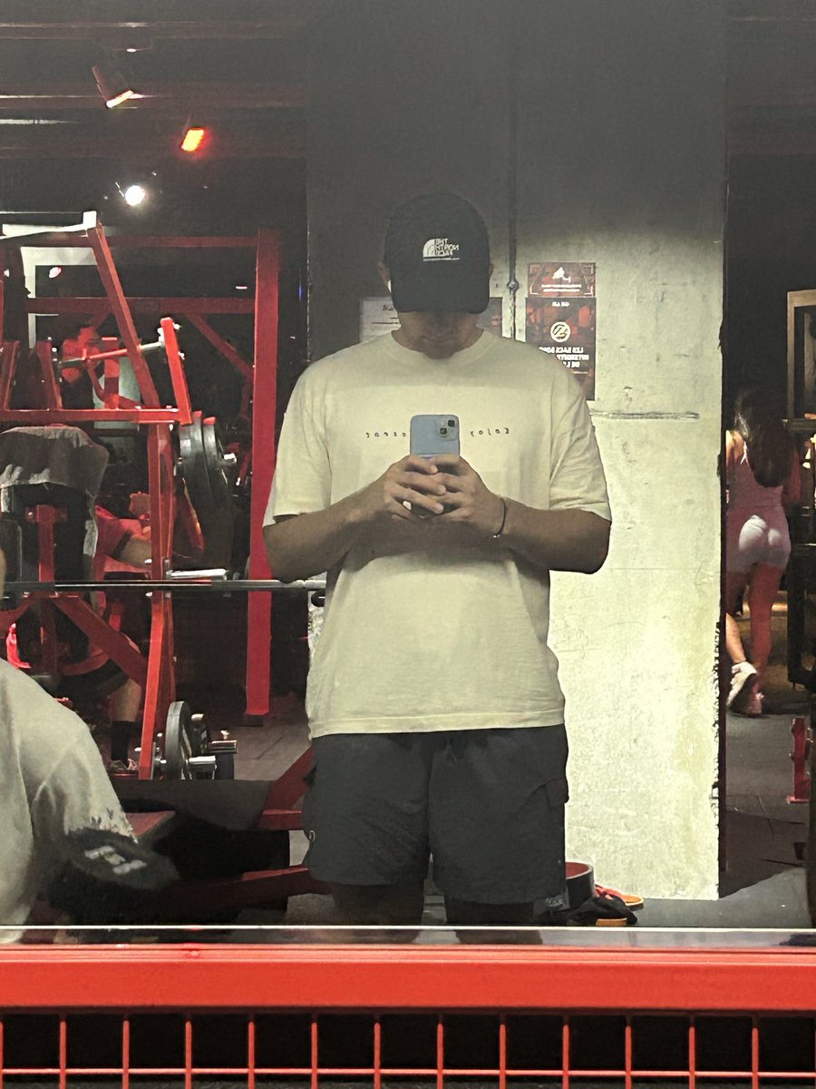 NonyMaxime's tweet photo. came to the gym to have one hour with nothing in my head

between sets: answer two messages, open x, check on claude code running remote and lift again

i'm not resting. i'm still working but
 with better lighting https://t.co/sND3ILIaYF