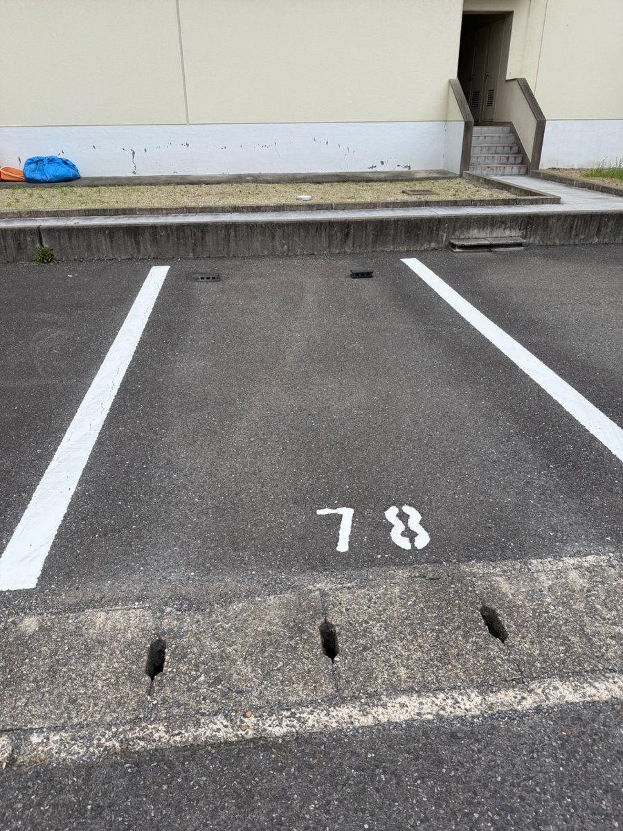 soltsal's tweet photo. おい、78番！その車止めで何を止めるつもりだ！ https://t.co/lO81GmMS0F