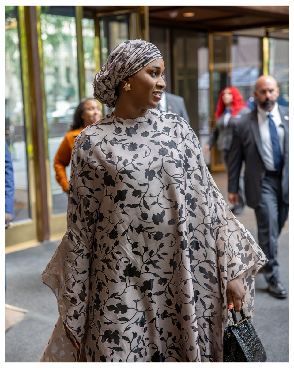 MarieKhoneFaye's tweet photo. Ce fut un plaisir de retrouver mes sœurs, les Premières Dames d’Afrique, en marge de la 81ᵉ Assemblée générale des Nations Unies, autour d’une question qui nous interpelle toutes : comment passer le relais à la prochaine génération ?

À travers ce thème, l’Organisation des Premières Dames d’Afrique pour le Développement (OPDAD) nous invite à unir nos forces, à soutenir les initiatives portées par les femmes et à inscrire notre engagement dans la durée.

Lors de mon intervention, j’ai rappelé une conviction : les compétences, les savoir-faire et l’engagement des femmes doivent être au cœur de leur autonomisation. Pour leur donner les moyens de développer leurs activités et de contribuer pleinement à la croissance de nos pays, nous devons faire de la formation, de la formalisation et du financement des priorités concrètes.