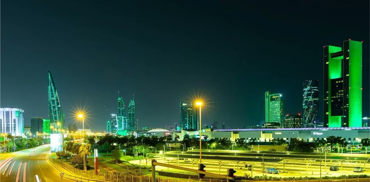 SaudiNews50's tweet photo. البحرين تكتسي باللون الأخضر احتفاءً 
باليوم الوطني السعودي.

- https://t.co/QMDcCllSHi