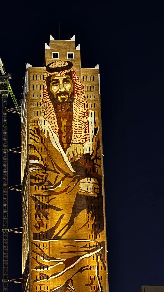 ORR200's tweet photo. حاولت صياغة أبيات شعر في وصف هذه التحفة الفنية ولم تسعفني مصطلحاتي الشعرية.
قرّرت وصف الصورة بمصطلحات بأبيات فصحى لعلها تعبّر عن جزء من إعجابي بصاحب الرؤية العظيمة:

هذا محمّدُ ليثُ غابٍ خادرٌ ... يحمي الحِمى ويُذلّلُ الأعداءَ
ذو رؤيةٍ للمجدِ أبصرَها الورى ... فغدتْ لأعينِ جيلِنا أضواءَ
وتعلّقتْ في (هدْب)عيني صورةٌ ... منهُ فتأبى مُقلتي الإغفاءَ
وكأنّهُ في رأسِ طَوْدٍ شاهقٍ ... يُعطي النجومَ مهابةً وضياءَ
فجزاهُ ربّي بالجميلِ وزادَهُ ... عزًّا ورفعةَ منزلٍ وثناء

#فنادق_هدب
#برج_طويق