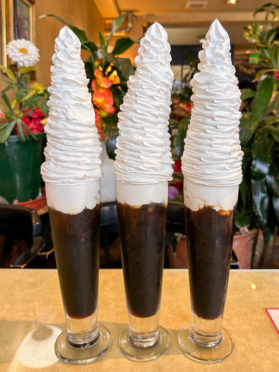 harapeko_jpn's tweet photo. 愛知にある喫茶ツヅキのモーニングではたった700円で盛り盛りのウインナーコーヒーと小倉トーストがついてきてコスパ半端ない https://t.co/fAYPynOFUc