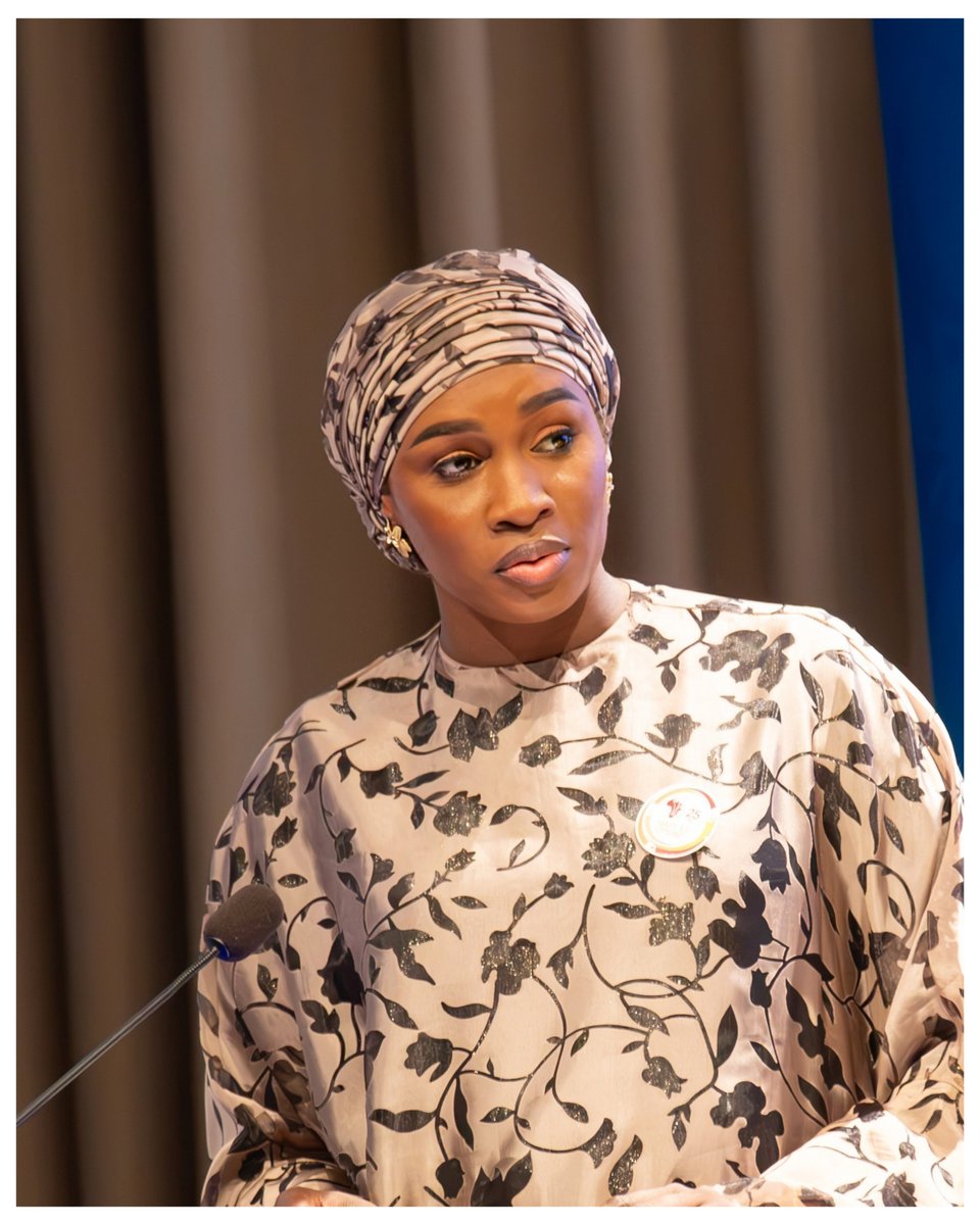 MarieKhoneFaye's tweet photo. Ce fut un plaisir de retrouver mes sœurs, les Premières Dames d’Afrique, en marge de la 81ᵉ Assemblée générale des Nations Unies, autour d’une question qui nous interpelle toutes : comment passer le relais à la prochaine génération ?

À travers ce thème, l’Organisation des Premières Dames d’Afrique pour le Développement (OPDAD) nous invite à unir nos forces, à soutenir les initiatives portées par les femmes et à inscrire notre engagement dans la durée.

Lors de mon intervention, j’ai rappelé une conviction : les compétences, les savoir-faire et l’engagement des femmes doivent être au cœur de leur autonomisation. Pour leur donner les moyens de développer leurs activités et de contribuer pleinement à la croissance de nos pays, nous devons faire de la formation, de la formalisation et du financement des priorités concrètes.