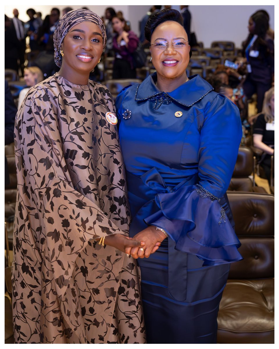 MarieKhoneFaye's tweet photo. Ce fut un plaisir de retrouver mes sœurs, les Premières Dames d’Afrique, en marge de la 81ᵉ Assemblée générale des Nations Unies, autour d’une question qui nous interpelle toutes : comment passer le relais à la prochaine génération ?

À travers ce thème, l’Organisation des Premières Dames d’Afrique pour le Développement (OPDAD) nous invite à unir nos forces, à soutenir les initiatives portées par les femmes et à inscrire notre engagement dans la durée.

Lors de mon intervention, j’ai rappelé une conviction : les compétences, les savoir-faire et l’engagement des femmes doivent être au cœur de leur autonomisation. Pour leur donner les moyens de développer leurs activités et de contribuer pleinement à la croissance de nos pays, nous devons faire de la formation, de la formalisation et du financement des priorités concrètes.