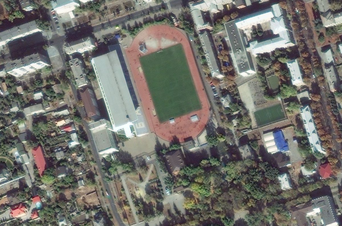 VolodyaTretyak's tweet photo. Google Maps regularly updates Donbas towns. Compare Bakhmut from 2021 to 2024 and watch life vanish—cozy streets where people built homes, loved, sent children to school. Now only ruins remain. https://t.co/7kzAxSi5cF