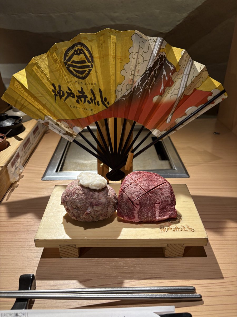 K_nextchapter's tweet photo. 赤フジにてシルバーウィーク最後の食事
パフォーマンス料も込みだから仕方ないが意外に高いんよね、3500円くらい

シルバーウィークに充実した生活を送れていれば納得のご褒美だが、注文時に少し抵抗が、、、
やり切ったほどの活動ではなかったのかも、反省しつつも今週末に活かそうと自分に言い聞かせました。。