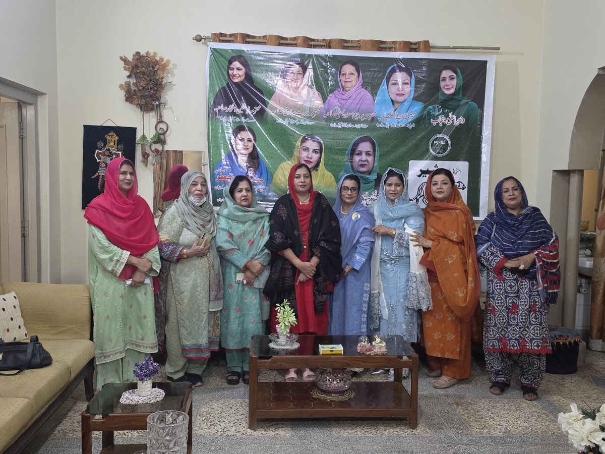Somia_1234's tweet photo. وومن ونگ پریزیڈنٹ بہاولپور فوزیہ ایوب کے گھر کارنر میٹنگ میں شرکت
@NuzhatSadiq 
@pmln_org 
@PMLNPunjabPk https://t.co/EVLMmv8xNP