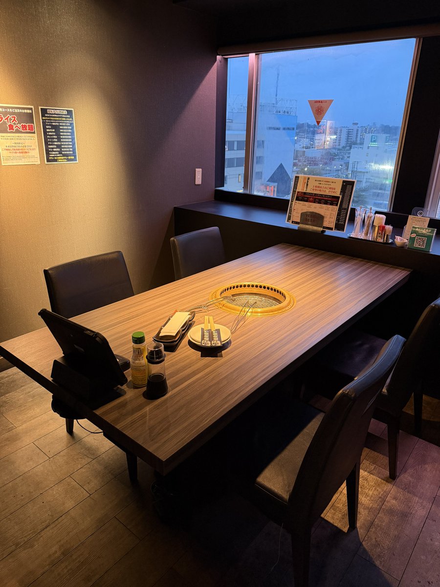 kuchiyafamily's tweet photo. 上野に帰るまで1時間ある��らちょっと飲もうと入った駅前の焼肉秀門

ハッピーアワーで生ビール（黒ラベル）110円かよ！個室で眺望も良い、店員さんのホスピタリティも最高だしホルモンも韓国海苔もうまい

で、お会計１人804円ですいませんでした！最高の店なので次回は腰据えて飲みます（涙

#焼肉 https://t.co/nOMSaTcdrn