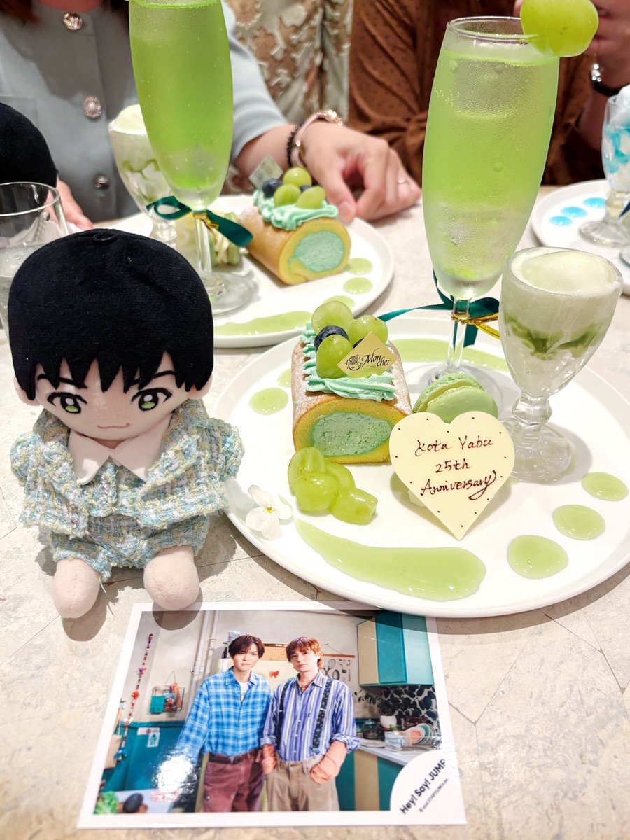 yb_lightgreen's tweet photo. やぶいの入所25周年おめでとうございます！今日当日にお祝いしてきました💚💙シンメも羨ましいけど、同期がいるっていうのも羨ましい〜！薮くんいいな🥹

#薮宏太入所25周年
#伊野尾慧入所25周年
#やぶいの入所25周年 https://t.co/8EtO9OGVyk