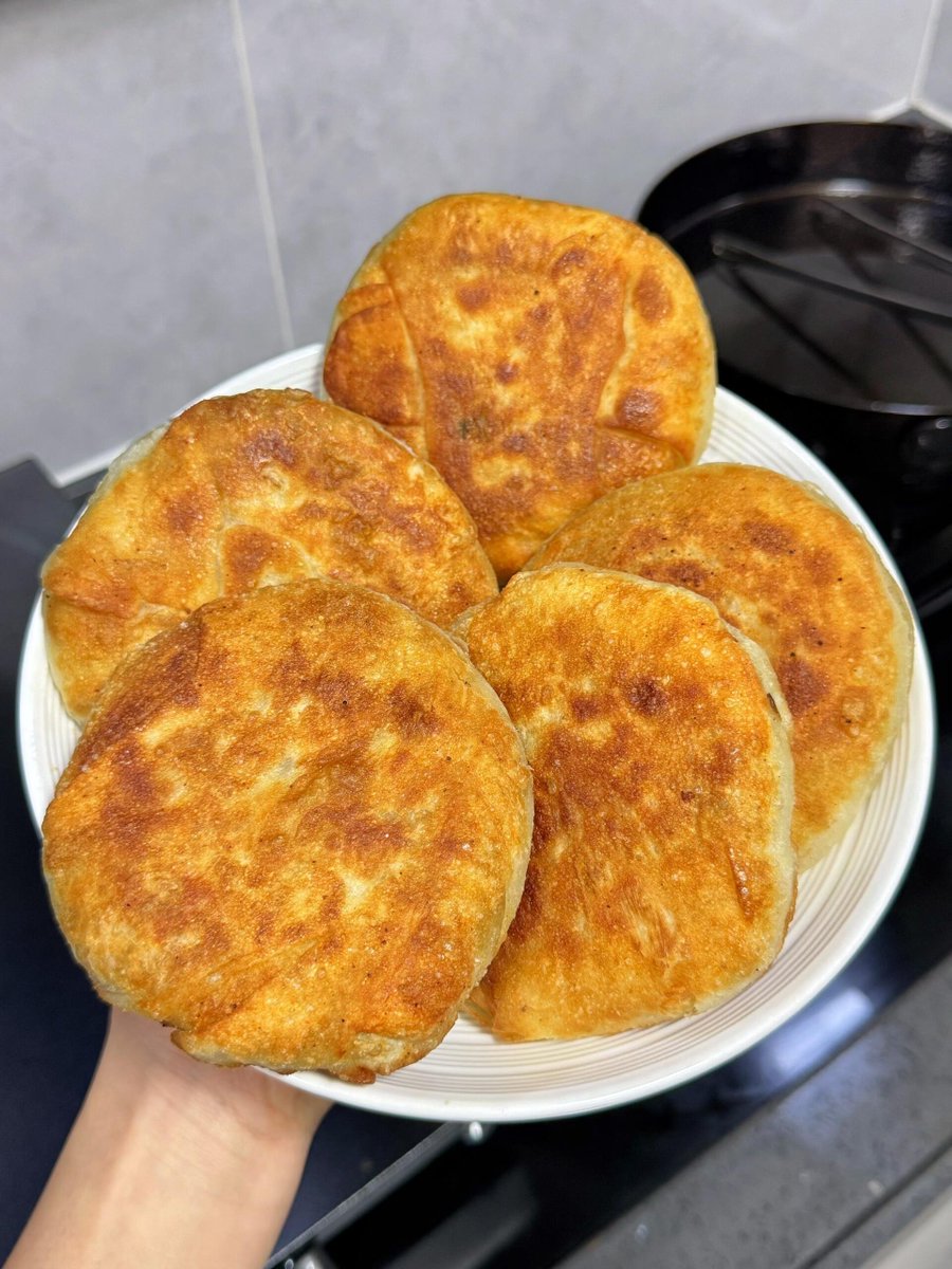 Amry14922198's tweet photo. Craving a crispy, fluffy Taiwanese scallion pancake from the street cart Grab a hot, freshly made bite—perfect for on-the-go snacking! https://t.co/VPGxQmPCJN