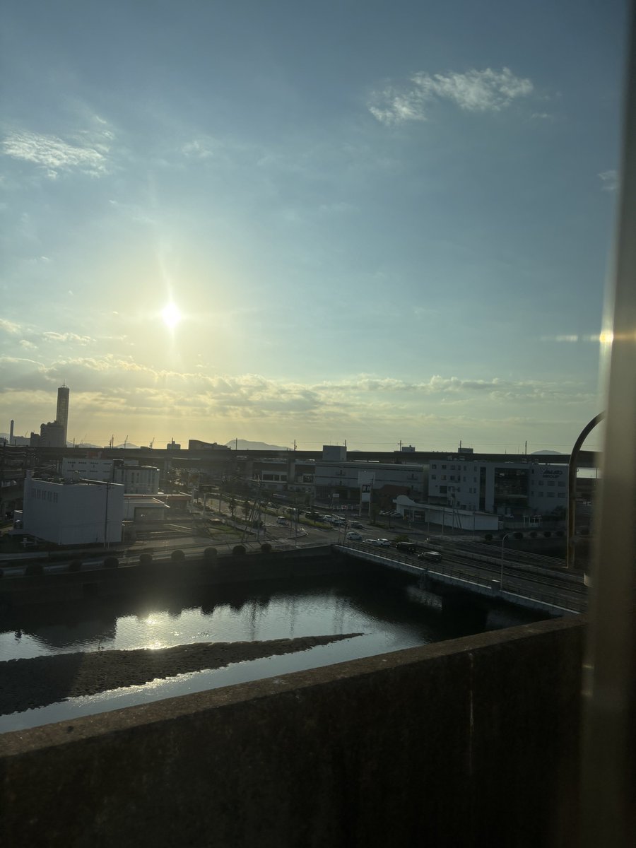 ayashio_1135's tweet photo. あの時丸二日かけて歩いた道程、電車だと各駅停車ですら1時間足らずで走り切ってしまう
文明の力って素晴らしいですね

#瀬戸大橋 #マリンライナー https://t.co/Yut03pk0DT