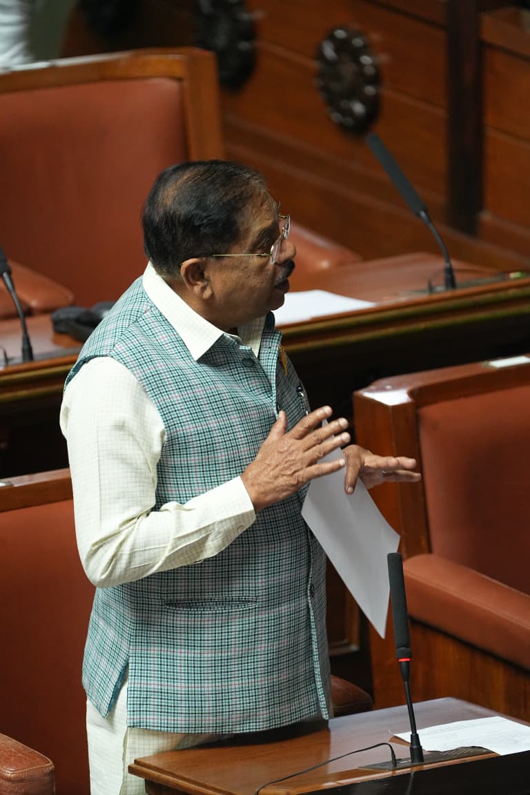DrParameshwara's tweet photo. ಭಾರತೀಯ ಚಿತ್ರರಂಗದ ಅತ್ಯುನ್ನತ ಗೌರವವಾದ ದಾದಾಸಾಹೇಬ್ ಫಾಲ್ಕೆ ಪ್ರಶಸ್ತಿಗೆ ಭಾಜನರಾಗಿರುವ ಕನ್ನಡದ ಹಿರಿಯ ನಟ ಅನಂತ್ ನಾಗ್ ಅವರಿಗೆ ಅಭಿನಂದನೆಗಳು.

���ಾದಾಸಾಹೇಬ್ ಫಾಲ್ಕೆ ಪ್ರಶಸ್ತಿಯು ಚಿತ್ರರಂಗದ ಅತ್ಯುನ್ನತ ಪ್ರಶಸ್ತಿಯಾಗಿದೆ. ಚಿತ್ರರಂಗದಲ್ಲಿ ಕೆಲಸ ಮಾಡಿದ ಎಲ್ಲರಿಗೂ ಸುಲಭವಾಗಿ ದೊರೆಯುವ ಪ್ರಶಸ್ತಿ ಇದಲ್ಲ. ಅಂತಹ ಪ್ರತಿಷ್ಠಿತ ಪ್ರಶಸ್ತಿಯನ್ನು ಅನಂತ್ ನಾಗ್ ಅವರು ಪಡೆದಿರುವುದು ಮಹತ್ವದ ಸಂಗತಿ. ರಾಷ್ಟ್ರ ಮಟ್ಟದಲ್ಲಿ ಕಲಾವಿದರ ಸಾಧನೆ ಮತ್ತು ವ್ಯಕ್ತಿತ್ವವನ್ನು ಗುರುತಿಸಿ ಗೌರವಿಸುವುದು ಇಡೀ ಚಿತ್ರರಂಗ ಹಾಗೂ ಕಲಾ ಕ್ಷೇತ್ರಕ್ಕೆ ಆಧುನಿಕ ಜಗತ್ತಿನಲ್ಲಿ ಮತ್ತಷ್ಟು ಉತ್ತೇಜನ ನೀಡುತ್ತದೆ.

1970ರ ದಶಕದಲ್ಲಿ ರಂಗಭೂಮಿಯಿಂದ ತಮ್ಮ ಕಲಾ ಪಯಣ ಆರಂಭಿಸಿದ ಅನಂತ್ ನಾಗ್ ಅವರು ಅದರ ಜೊತೆಜೊತೆಯಲ್ಲಿಯೇ ಕಿರುತೆರೆಗೂ ಕಾಲಿಟ್ಟರು. 70ಕ್ಕೂ ಹೆಚ್ಚು ನಾಟಕಗಳಲ್ಲಿ ಅಭಿನಯಿಸಿರುವ ಅವರು, ಚಿತ್ರರಂಗಕ್ಕೆ ಪ್ರವೇಶಿಸಿದ ಸಂದರ್ಭದಲ್ಲಿ ತಮ್ಮ ಸಹೋದರ ಶಂಕರ್ ನಾಗ್ ಅವರೊಂದಿಗೆ ಕನ್ನಡ ಚಿತ್ರರಂಗದಲ್ಲಿ ಹೊಸ ರೀತಿಯ ಅಲೆಯೊಂದನ್ನು ಹುಟ್ಟುಹಾಕಿದರು.

ಡಾ. ರಾಜ್‌ಕುಮಾರ್ ಮತ್ತು ವಿಷ್ಣುವರ್ಧನ್ ಅವರಂತಹ ಮೇರು ನಟರು ಕನ್ನಡ ಚಿತ್ರರಂಗದಲ್ಲಿ ಮಿಂಚುತ್ತಿದ್ದ ಕಾಲಘಟ್ಟದಲ್ಲಿಯೇ ಅನಂತ್ ನಾಗ್ ಅವರು ವಿಭಿನ್ನ ರೀತಿಯ ಚಿತ್ರಗಳ ಮೂಲಕ ತಮ್ಮದೇ ಆದ ಹೊಸ ಹಾದಿಯನ್ನು ರೂಪಿಸಿಕೊಂಡರು. 1970ರ ���ಶಕದಲ್ಲಿ ಕನ್ನಡ ಚಿತ್ರರಂಗದಲ್ಲಿ ಆರಂಭವಾದ ಈ ಹೊಸ ಅಲೆಯ ನಾಯಕತ್ವ ವಹಿಸಿದವರಲ್ಲಿ ಅನಂತ್ ನಾಗ್ ಪ್ರಮುಖರು.

ಅನಂತ್ ನಾಗ್ ಅವರು ಕಲಾ ಕ್ಷೇತ್ರಕ್ಕೆ ಮಾತ್ರ ಸೀಮಿತವಾಗದೆ ರಾಜಕೀಯ ಕ್ಷೇತ್ರದಲ್ಲಿಯೂ ಸೇವೆ ಸಲ್ಲಿಸಿದ್ದಾರೆ. 1989-94ರ ಅವಧಿಯಲ್ಲಿ ಅವರನ್ನು ವಿಧಾನ ಪರಿಷತ್ತಿನ ನಾಮನಿರ್ದೇಶಿತ ಸದಸ್ಯರನ್ನಾಗಿ ಮಾಡಲಾಯಿತು. ನಂತರ 1994ರಲ್ಲಿ ಮಲ್ಲೇಶ್ವರಂ ವಿಧಾನಸಭಾ ಕ್ಷೇತ್ರದಿಂದ ಸ್ಪರ್ಧಿಸಿ ಗೆಲುವು ಸಾಧಿಸಿ ಶಾಸಕರಾದ ಅವರು, ರಾಜ್ಯ ಸರ್ಕಾರದಲ್ಲಿ ಸಚಿವರಾಗಿಯೂ ಕಾರ್ಯನಿರ್ವಹಿಸಿದರು.

ರಾಜಕೀಯ ಕ್ಷೇತ್ರದಲ್ಲಿ ಅನಂತ್ ನಾಗ್ ಅವರ ಪಯಣ ಅಲ್ಪಾವಧಿಯದ್ದಾಗಿತ್ತು. ನಂತರ ಸಕ್ರಿಯ ರಾಜಕಾರಣದಿಂದ ದೂರ ಸರಿದು ಮತ್ತೆ ಚಲನಚಿತ್ರ ಕ್ಷೇತ್ರದತ್ತ ಮುಖ ಮಾಡಿ ತಮ್ಮ ಕಲಾ ಪಯಣವನ್ನು ಮುಂದುವರಿಸಿದರು.

ಅನಂತ್ ನಾಗ್ ಅವರು 5 ಬಾರಿ ಚಲನಚಿತ್ರ ಪ್ರಶಸ್ತಿಗಳನ್ನು ಪಡೆದಿದ್ದಾರೆ. ಒಂದು ಬಾರಿ ಪ್ರಶಸ್ತಿ ಪಡೆಯುವುದೇ ಅತ್ಯಂತ ಕಠಿಣವಾಗಿರುವಾಗ ಐದು ಬಾರಿ ಪ್ರಶಸ್ತಿಗೆ ಭಾಜನರಾಗಿರುವುದು ಅವರ ಕಲಾ ಪ್ರತಿಭೆಗೆ ಸಾಕ್ಷಿ. ನಂತರದ ವರ್ಷಗಳಲ್ಲಿ ಜೀವನವನ್ನು ಸರಳವಾಗಿ ಸ್ವೀಕರಿಸಿ ಚಲನಚಿತ್ರಗಳಲ್ಲಿ ಅಭಿನಯಿಸುವುದನ್ನೂ ಕಡಿಮೆ ಮಾಡಿಕೊಂಡರು. ಆದರೆ ಅದಕ್ಕೂ ಮೊದಲು 300ಕ್ಕೂ ಹೆಚ್ಚು ಚಲನಚಿತ್ರ���ಳಲ್ಲಿ ಅಭಿನಯಿಸುವ ಮೂಲಕ ಚಿತ್ರರಂಗಕ್ಕೆ ಅಪಾರ ಕೊಡುಗೆ ನೀಡಿದ್ದಾರೆ. ಯಾವುದೇ ಒಬ್ಬ ನಟನ ದೃಷ್ಟಿಯಿಂದ ಇದು ಆ ಕ್ಷೇತ್ರಕ್ಕೆ ನೀಡಿದ ಅತ್ಯಂತ ಮಹತ್ವದ ಕೊಡುಗೆಗಳಲ್ಲಿ ಒಂದಾಗಿದೆ.

ಕನ್ನಡ ಚಿತ್ರರಂಗದಿಂದ ಮೊದಲ ಬಾರಿಗೆ ಮೇರುನಟ ಡಾ. ರಾಜ್‌ಕುಮಾರ್ ಅವರಿಗೆ ದಾದಾಸಾಹೇಬ್ ಫಾಲ್ಕೆ ಪ್ರಶಸ್ತಿ ಸಂದಿತ್ತು. ಸುಮಾರು 30 ವರ್ಷಗಳ ನಂತರ ಇದೀಗ ಅನಂತ್ ನಾಗ್ ಅವರ ಪ್ರತಿಭೆ ಮತ್ತು ಚಿತ್ರರಂಗಕ್ಕೆ ನೀಡಿದ ಕೊಡುಗೆಯನ್ನು ಗುರುತಿಸಿ ಈ ಪ್ರತಿಷ್ಠಿತ ಪ್ರಶಸ್ತಿ ನೀಡಲಾಗಿದೆ. ಇದು ��ವರಲ್ಲಿರುವ ಅಪ್ರತಿಮ ಪ್ರತಿಭೆಗೆ ಸಂದ ಗೌರವ. 

ಭಟ್ಕಳದಲ್ಲಿ ಹುಟ್ಟಿ, ಬೆಂಗಳೂರಿಗೆ ಬಂದು, ಕನ್ನಡದ ಜೊತೆಗೆ ಹಲವು ಭಾಷೆಗಳ ಚಲನಚಿತ್ರಗಳಲ್ಲಿ ಅಭಿನಯಿಸಿರುವ ಅನಂತ್ ನಾಗ್ ಅವರು ತಮ್ಮ ಕಲೆಯ ಮೂಲಕ ಚಿತ್ರರಂಗಕ್ಕೆ ಗೌರವ ತಂದುಕೊಟ್ಟಿದ್ದಾರೆ. ಅನಂತ್ ನಾಗ್ ಅವರ ಪ್ರತಿಭೆಯನ್ನು ಗುರುತಿಸಿ ದಾದಾಸಾಹೇಬ್ ಫಾಲ್ಕೆ ಪ್ರಶಸ್ತಿ ನೀಡಿರುವುದು ಇಡೀ ಕರ್ನಾಟಕಕ್ಕೆ ಗೌರವ ತಂದಿದೆ. ರಾಜ್ಯ ಸರ್ಕಾರದ ಪರವಾಗಿ ಅವರಿಗೆ ಹೃತ್ಪೂರ್ವಕ ಅಭಿನಂದನೆಗಳನ್ನು ಸಲ್ಲಿಸುತ್ತೇ��ೆ.