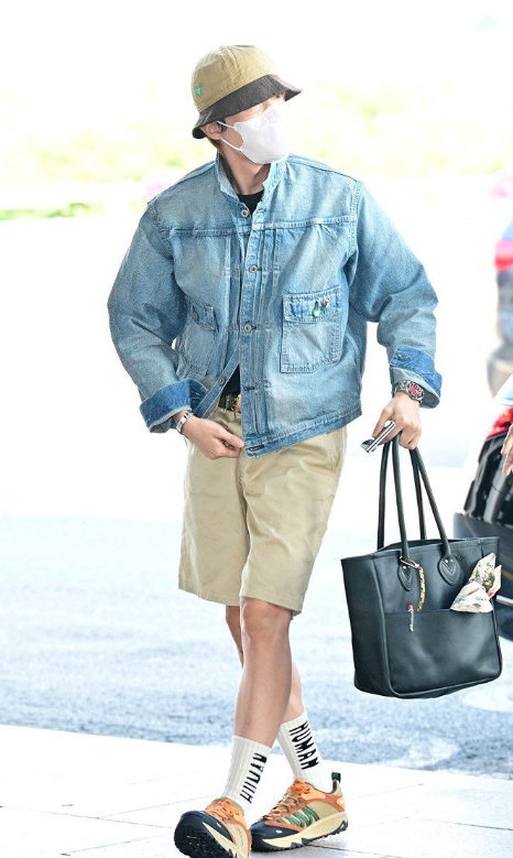 AboutMusicYT's tweet photo. J-Hope looks stylish at the airport today. https://t.co/iJI58dXQxe