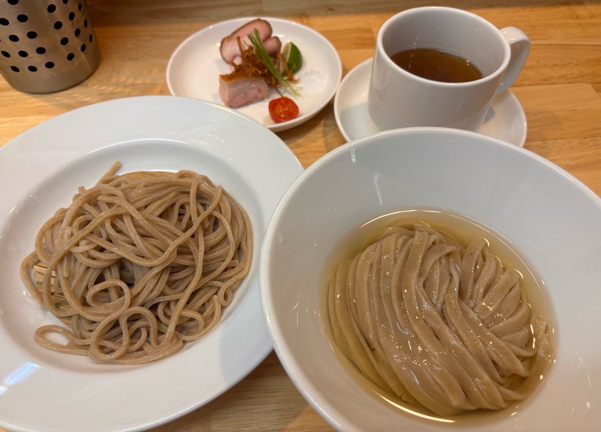 Falcomine's tweet photo. 麦の寅のつけ麺！
右の平太麺はツルツルモチモチ、左の細麺は硬めで最高だった！ https://t.co/PK2eyk8zO7