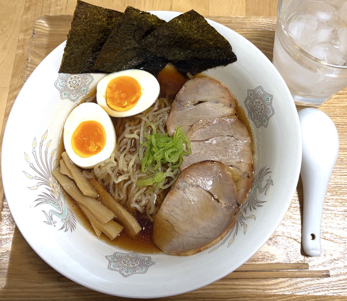adon0609's tweet photo. 自分メモ

本日のランチは…

「至高の醤油ラーメン」
残り一人前分を食すッ‼️🍜

前回 麺が短くブツ切れ気味だったのは
茹で方がマズかったのか…

今日のは 程良い長さでススれ
麺も美味かった😋 https://t.co/4TmsuBJsmv