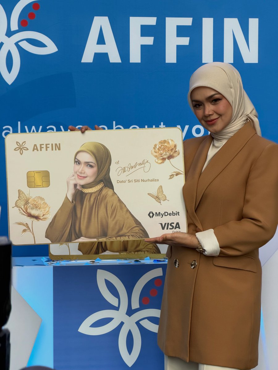 akugewemung's tweet photo. Cantikk nya card Affin Bank Siti Nurhaliza..Nasib baik makcik sambal tak letak gambar CT pakai baju bling2 ropol2 kan 🤭🤣 https://t.co/k4nfQgz5wL