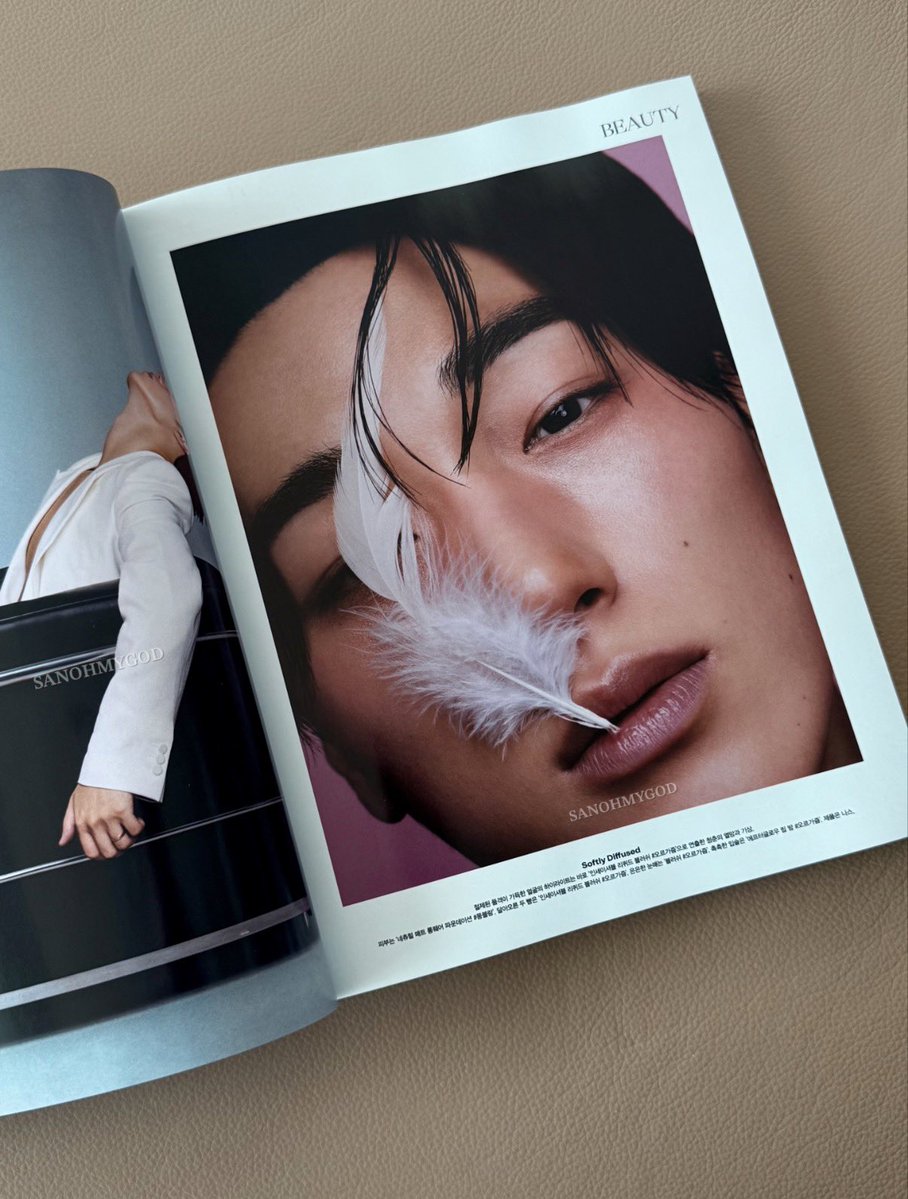 sanohmygod's tweet photo. VOGUE 보그 매거진 10월호 속 #SAN 

진짜 산둥 너무 예뻐ㅠㅠㅠ 분위기 미쳤음
입에 깃털 문거 레전드 진짜 느낌 좋다

#ATEEZ #에이티즈 #SAN #산 #최산 https://t.co/wFuj7nyE7r