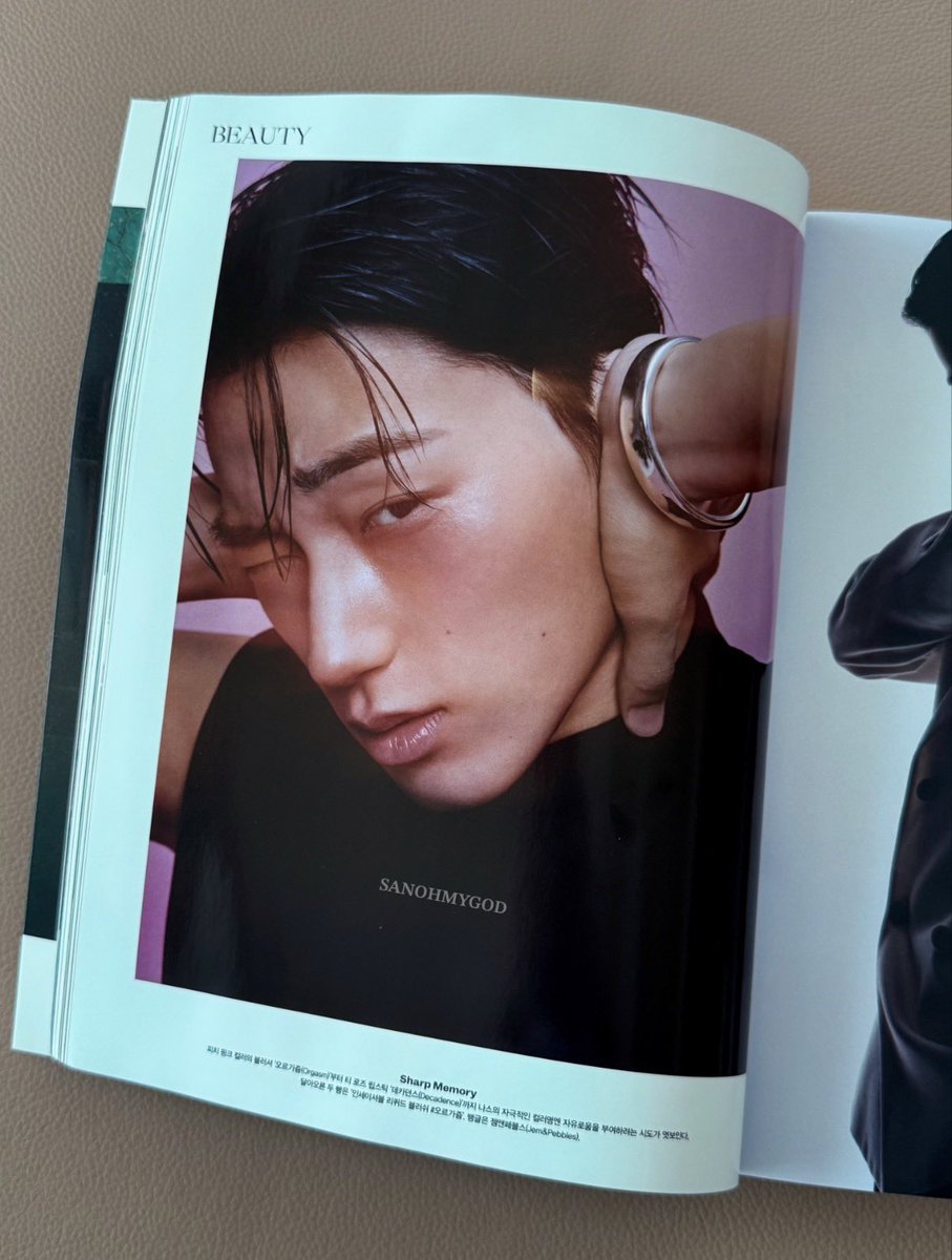 sanohmygod's tweet photo. VOGUE 보그 매거진 10월호 속 #SAN 

진짜 산둥 너무 예뻐ㅠㅠㅠ 분위기 미쳤음
입에 깃털 문거 레전드 진짜 느낌 좋다

#ATEEZ #에이티즈 #SAN #산 #최산 https://t.co/wFuj7nyE7r