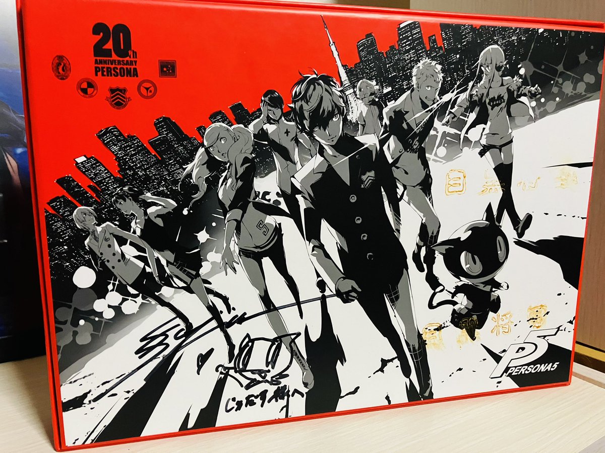 JudasSchmerz's tweet photo. 座談会にて、橋野さん、副島さん、目黒さんの神々御三方からペルソナ5無印の限定版BOXにそれぞれサインをいただきました🙏🙏🙏😭😭😭
副島さんにはモルガナまで描いていただいて…。

俺がP5で最初に手にしたオタカラが、10年の時を経て究極のオタカラになりました。
永遠に大切にします。
#ペルソナ5 https://t.co/Y1mjegWaY6