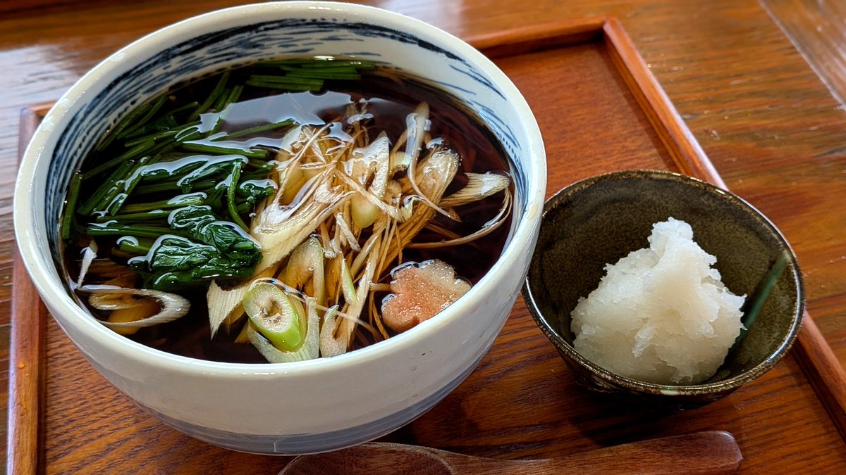 start_kan_'s tweet photo. こちらの鳥もつはめちゃくちゃ美味しい。自分が行くお蕎麦屋さんの中でダントツです。今日は涼しいから温かいおろし蕎麦。ごちそうさまでした🙏 https://t.co/nKlCyuvhLS