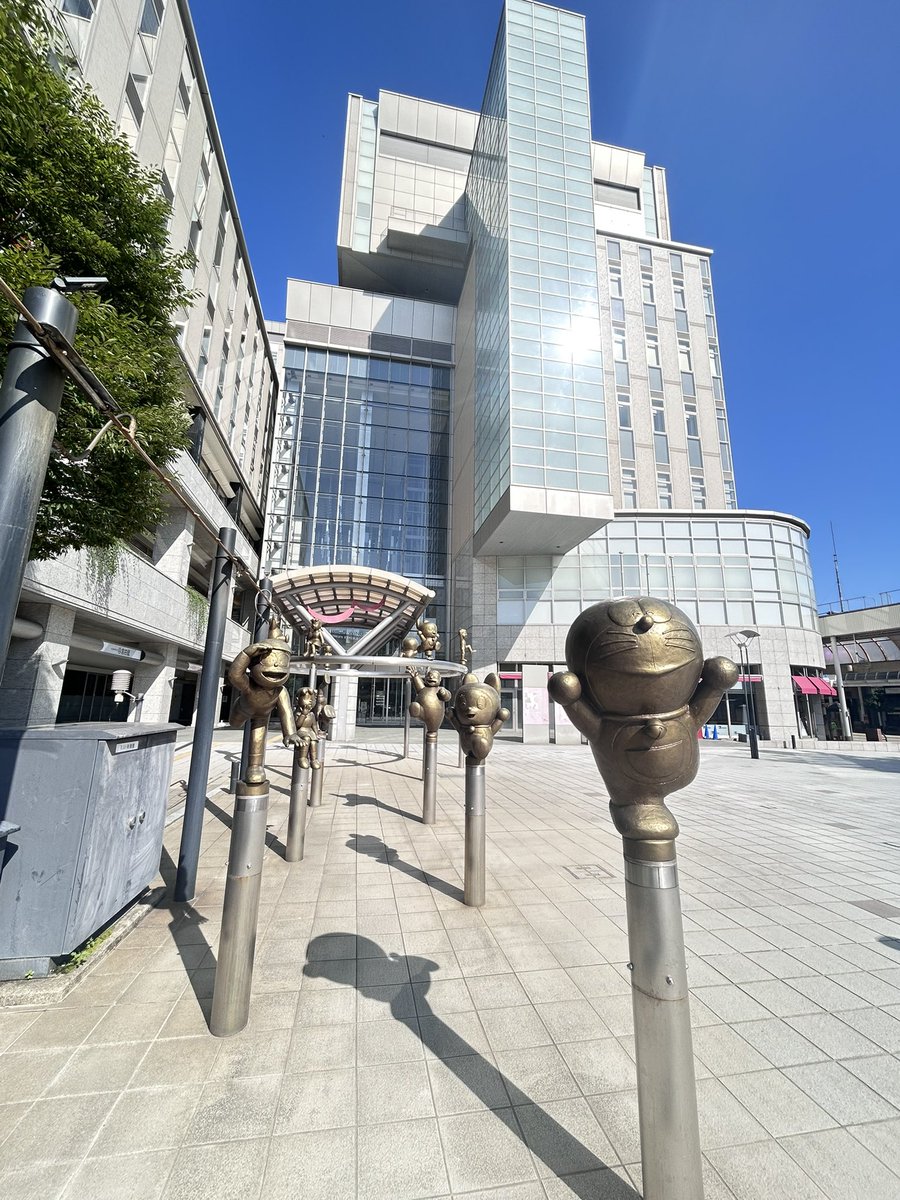 Televi_Kun's tweet photo. 今日9月23日は、
藤子･F･不二雄先生の
30回目のご命日。

先生が生まれ育った町、
富山県の高岡市は
今日は快晴！

ドラえもんを
思わせる青空が
広がっていました…

#藤子・F・不二雄 先生 https://t.co/rpxSZLvfU2