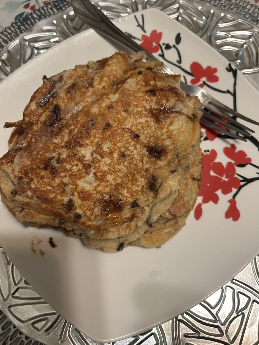ajvnfct's tweet photo. Chocolate chip toffee banana pancakes (again) #vegantwt #plantmunchertwt https://t.co/5Lx5PhyHDy