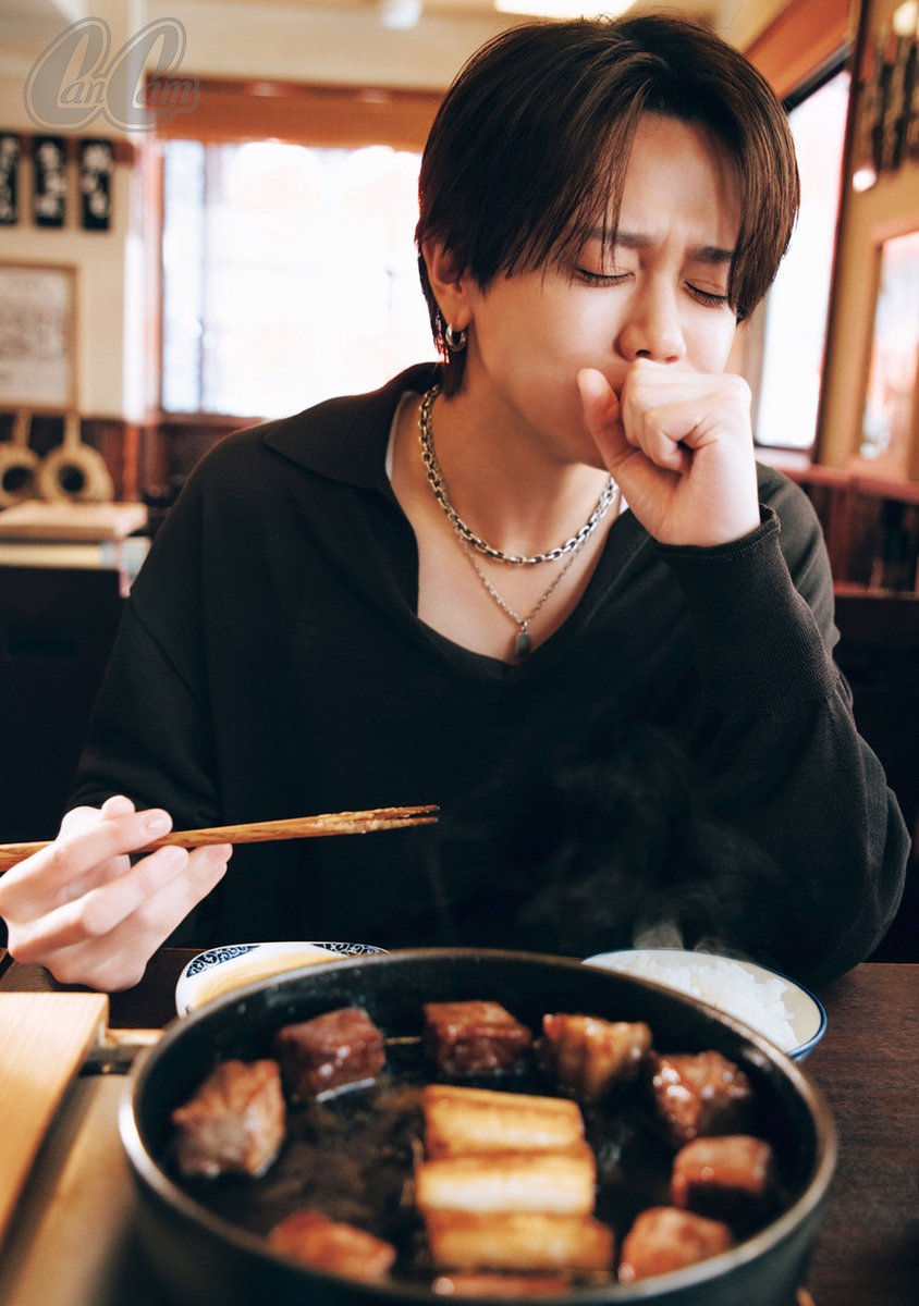 cancamtv's tweet photo. ＼INIの藤牧京介がもぐもぐしたのは・・・？／
毎回ゲストに大好物を食べてもらい、もぐもぐ顔を拝ませてもらう『CanCam』の人気連載「今日はキミと、もぐもぐ記念日」。

明日9月24日（木）発売の11月号のゲストは、INIの藤牧京介さんです💙

藤牧さんが今回リクエストしたのは・・・すき焼き✨

すき焼きに大満足の藤牧さんでしたが、話題が大好きな焼き肉に及ぶと熱量は一気に頂点へ。メンバーの尾崎匠海さんと行ったお店がハマったきっかけだそうで、止まらない焼き肉トークの詳細は誌面でチェックを🐶

『CanCam』11月号は通常版、特別版（ともに1,200円・税込）の2バージョンで明日発売です✅

詳細はこちらから⇩
https://t.co/zxBJJbslko

さらに・・・後日、CanCam公式YouTubeにて藤牧さんが登場する『恋する横顔』も公開予定ですので、そちらもぜひお楽しみに📽

#もぐもぐ記念日 #INI #藤牧京介 #CanCam11月号 #CanCam #明日発売

@official__INI